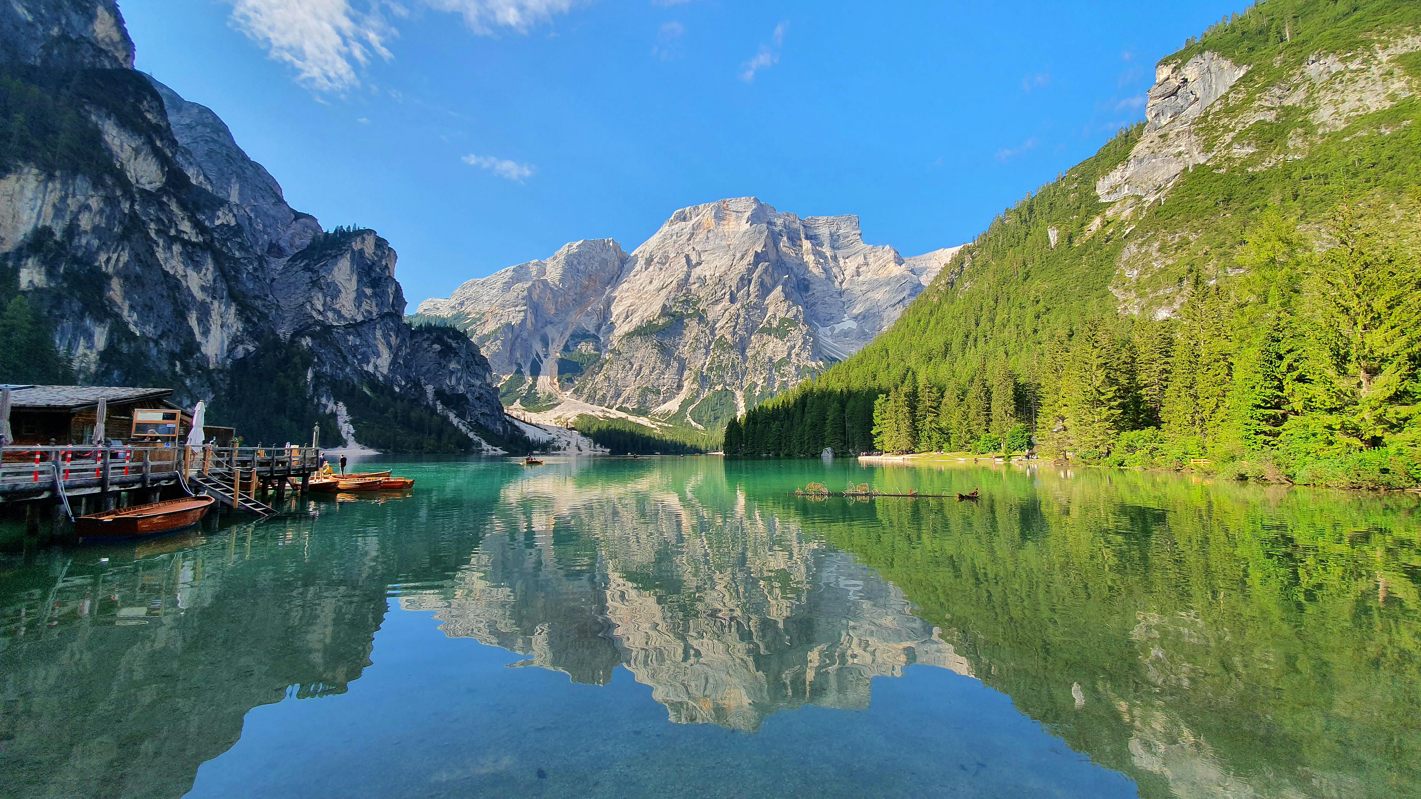 Panorama estivo delle montagne e valli del Trentino con strada che attraversa la valle